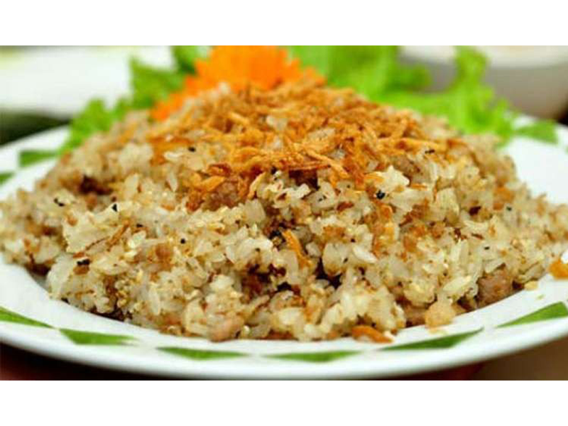 an-xoi-trung-kien-be-trai-bi-tut-huyet-ap-noi-man-khap-nguoi