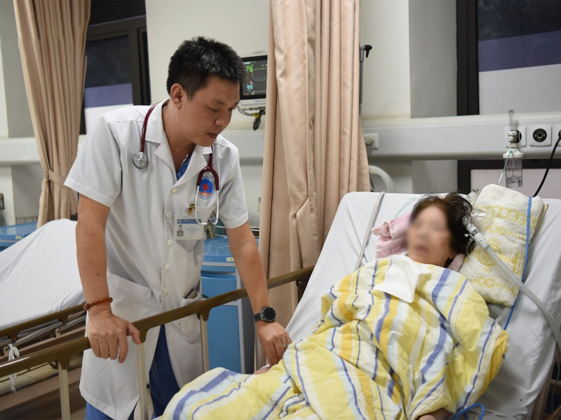 bac-si-bat-ngo-vi-su-hon-nhien-cua-nhan-vien-spa-khi-dua-khach-vao-cap-cuu