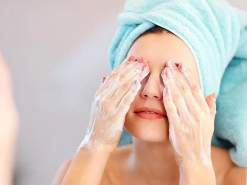 cach-rua-mat-dang-tan-pha-lan-da-dau-khi-troi-nom-am