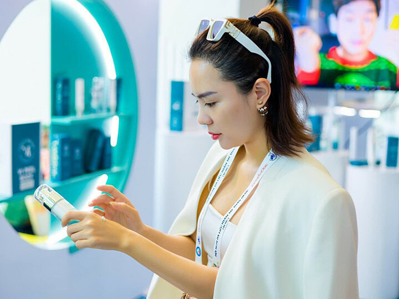 co-chu-bleu-beaute-tiet-lo-bi-quyet-nang-niu-moi-lan-da