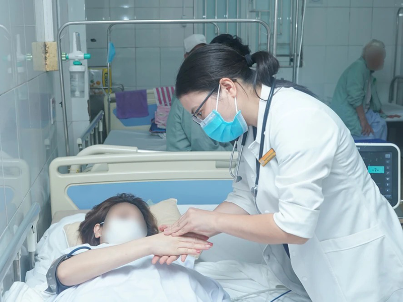 co-gai-bi-che-mat-tiem-chat-la-o-spa