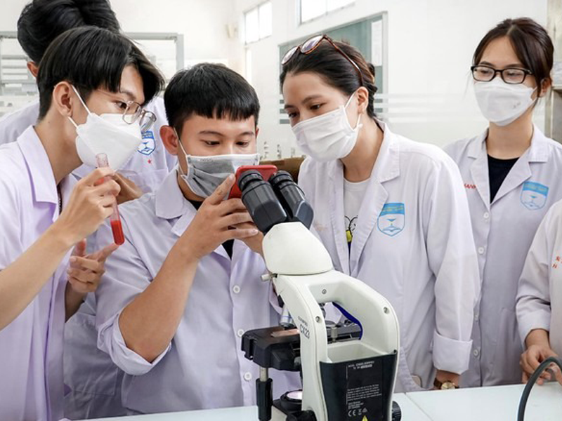 nguon-nhan-luc-chat-luong-bi-quyet-phat-trien-cua-thuong-hieu-my-pham-viet